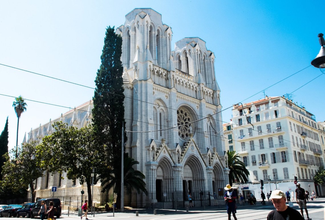 Som følge av terrorangrepet der en båtmigrant myrdet tre og skadet flere i Basilique Notre-Dame de l’Assomption i Nice i oktober 2020, har kommunen installert nødalarmer i kirkene. Foto: Wikimedia Commons Som følge av terrorangrepet der en båtmigrant myrdet tre og skadet flere i Basilique Notre-Dame de l’Assomption i Nice i oktober 2020, har kommunen installert nødalarmer i kirkene. Foto: Wikimedia Commons