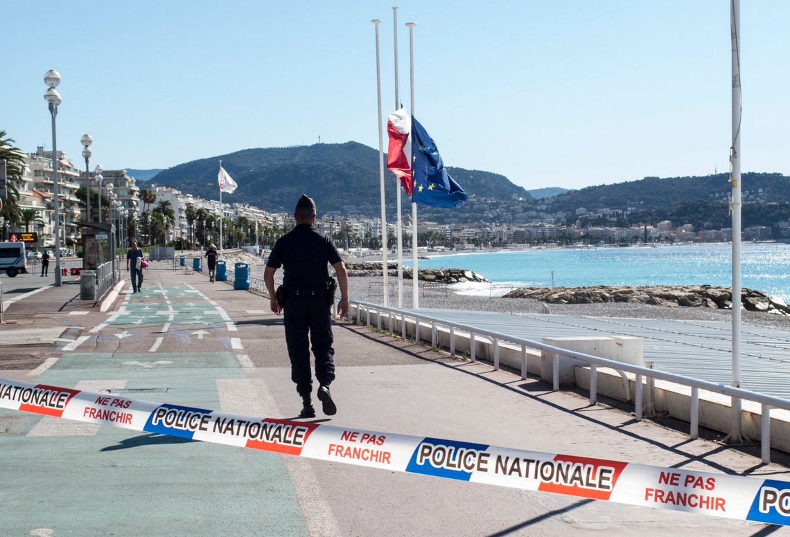 2016, dagen etter angrepet var strandpromenaden Promenade des Anglais sperret av mens politiet undersøkte åstedet for terroren. Arkivfoto: Paul Kleiven / NTB. 2016, dagen etter angrepet var strandpromenaden Promenade des Anglais sperret av mens politiet undersøkte åstedet for terroren. Arkivfoto: Paul Kleiven / NTB.