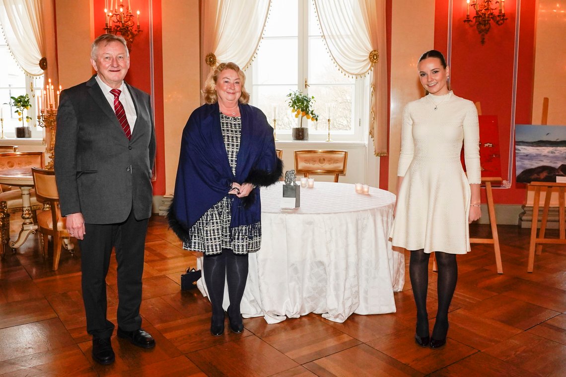 Oslo 20220121.
Prinsesse Ingrid Alexandra tar i mot høyesterettsjustitiarius Toril Marie Øie og høyesterettsdommer Jens Edvin A. Skoghøy, som representerer Høyesterett, i forbindelse med myndighetsdagen sin fredag. Høyesterett gir skulpturen "Hug yourself" av Kari Lena Flåten-Lindbæk i gave til prinsessen.
Foto: Lise Åserud / NTB / POOL Oslo 20220121.
Prinsesse Ingrid Alexandra tar i mot høyesterettsjustitiarius Toril Marie Øie og høyesterettsdommer Jens Edvin A. Skoghøy, som representerer Høyesterett, i forbindelse med myndighetsdagen sin fredag. Høyesterett gir skulpturen "Hug yourself" av Kari Lena Flåten-Lindbæk i gave til prinsessen.
Foto: Lise Åserud / NTB / POOL