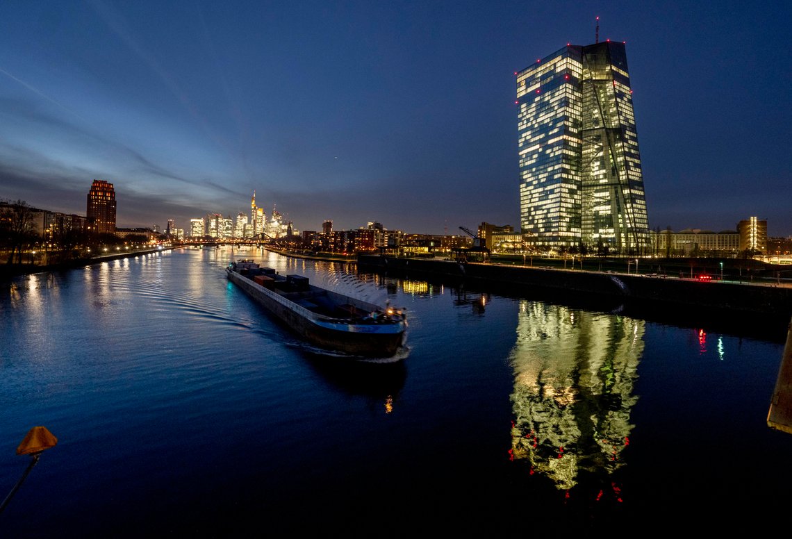 Den europeiske sentralbanken rager til værs ved elven Main i Frankfurt. Men de europeiske børskursene beveger seg ikke mot himmelen. Foto: Michael Probst / AP / NTB Den europeiske sentralbanken rager til værs ved elven Main i Frankfurt. Men de europeiske børskursene beveger seg ikke mot himmelen. Foto: Michael Probst / AP / NTB