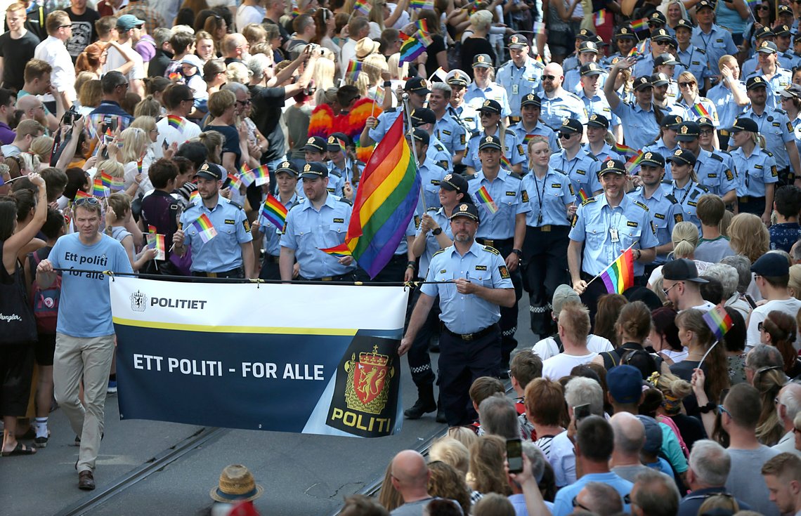 Oslo 20160625.
Oslo Pride Parade finner sted i forbindelse med Oslo Pride-festival. Sigve Bolstad (t.v med lå t-trøye) er forbundsleder i Politiets Fellesforbund, og gikk i paraden.
Foto: Vidar Ruud / NTB Oslo 20160625.
Oslo Pride Parade finner sted i forbindelse med Oslo Pride-festival. Sigve Bolstad (t.v med lå t-trøye) er forbundsleder i Politiets Fellesforbund, og gikk i paraden.
Foto: Vidar Ruud / NTB