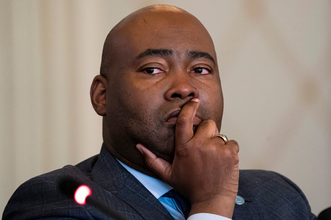 Biden gjorde det dårlig i Iowa og New Hampshire. Dette er delstater dominert av de første nybyggerne, hvite fra Europa. De degraderes til fordel for stater med mange svarte. Democratic National Committee chair Jaime Harrison cries while listening to committee member Donna Brazile talk about the importance of proposed changes to the primary system during a DNC Rules and Bylaws Committee meeting to discuss President Joe Biden's presidential primary lineup at the Omni Shoreham Hotel on Friday, Dec. 2, 2022, in Washington. (AP Photo/Nathan Howard) Biden gjorde det dårlig i Iowa og New Hampshire. Dette er delstater dominert av de første nybyggerne, hvite fra Europa. De degraderes til fordel for stater med mange svarte. Democratic National Committee chair Jaime Harrison cries while listening to committee member Donna Brazile talk about the importance of proposed changes to the primary system during a DNC Rules and Bylaws Committee meeting to discuss President Joe Biden's presidential primary lineup at the Omni Shoreham Hotel on Friday, Dec. 2, 2022, in Washington. (AP Photo/Nathan Howard)