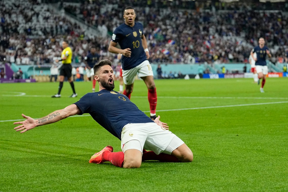 Både Kylian Mbappé og Olivier Giroud ble historiske da Frankrike tok seg til VM-kvartfinale. Foto: Ebrahim Noroozi / AP / NTB Både Kylian Mbappé og Olivier Giroud ble historiske da Frankrike tok seg til VM-kvartfinale. Foto: Ebrahim Noroozi / AP / NTB
