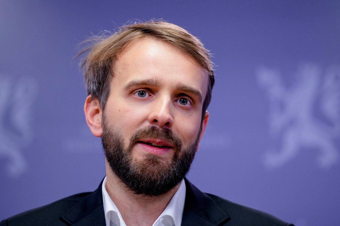 Næringsminister Jan Christian Vestre deler rundhåndet ut penger til grønn omstilling.
Foto: Beate Oma Dahle / NTB Næringsminister Jan Christian Vestre deler rundhåndet ut penger til grønn omstilling.
Foto: Beate Oma Dahle / NTB