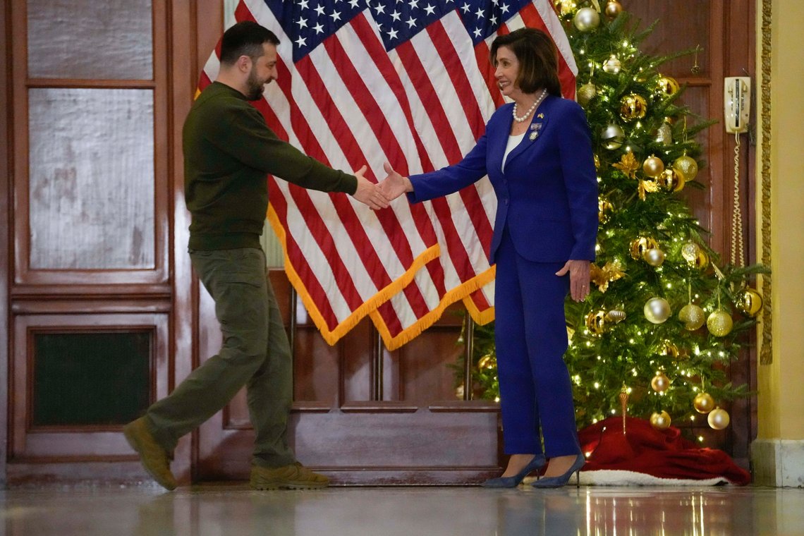 Nancy Pelosi tok imot Volodymyr Zelenskyj da han kom til Kongressen for å tale til et felles møte for Representantenes hus og Senatet. Foto: Jacquelyn Martin / AP / NTB Nancy Pelosi tok imot Volodymyr Zelenskyj da han kom til Kongressen for å tale til et felles møte for Representantenes hus og Senatet. Foto: Jacquelyn Martin / AP / NTB