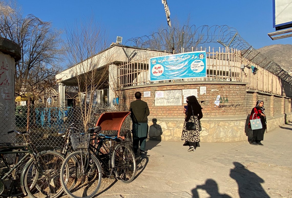 Kvinnelige universitetsstudenter stanser utenfor universitetet i Kabul. Foto: Siddiqullah Khan / AP / NTB Kvinnelige universitetsstudenter stanser utenfor universitetet i Kabul. Foto: Siddiqullah Khan / AP / NTB