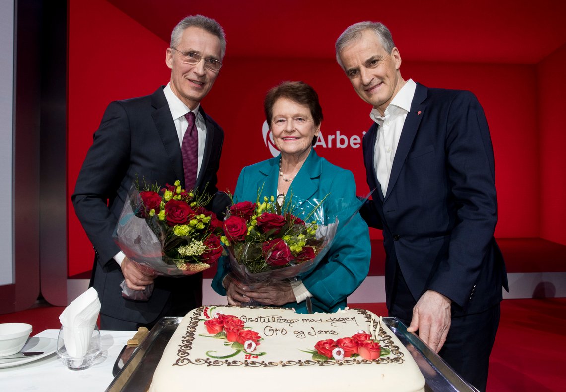 "Strømekspert" Jonas Gahr Støre t.h feiret bursdag sammen med Jens Stoltenberg og Gro Harlem Brundtland under landsmøtet til Arbeiderpartiet i Folkets Hus i Oslo i 2019. Alle tre har bidratt til dagens strømpriser her i landet.
Foto: Terje Pedersen / NTB "Strømekspert" Jonas Gahr Støre t.h feiret bursdag sammen med Jens Stoltenberg og Gro Harlem Brundtland under landsmøtet til Arbeiderpartiet i Folkets Hus i Oslo i 2019. Alle tre har bidratt til dagens strømpriser her i landet.
Foto: Terje Pedersen / NTB