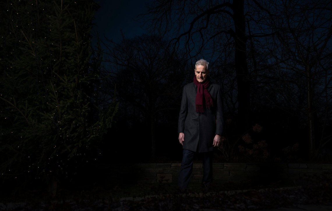 NTB har tatt en serie bilder til sitt juleintervju med Støre. På flere av bildene fremstår han fullstendig fortapt, som om han er i ferd med å bli oppslukt av mørket. Foto: Gorm Kallestad / NTB NTB har tatt en serie bilder til sitt juleintervju med Støre. På flere av bildene fremstår han fullstendig fortapt, som om han er i ferd med å bli oppslukt av mørket. Foto: Gorm Kallestad / NTB
