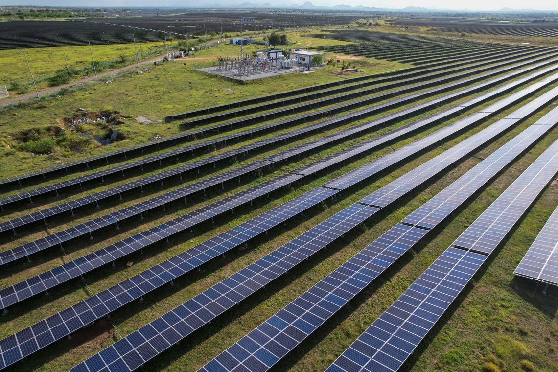 Et solkraftverk i delstaten Karnataka sør i India. Solenergi er av naturlige grunner avhengig av sol for å kunne levere energi. Men IEA ser ikke ut til å bekymre seg over slike små detaljer. Foto: Rafiq Maqbool / AP / NTB Et solkraftverk i delstaten Karnataka sør i India. Solenergi er av naturlige grunner avhengig av sol for å kunne levere energi. Men IEA ser ikke ut til å bekymre seg over slike små detaljer. Foto: Rafiq Maqbool / AP / NTB