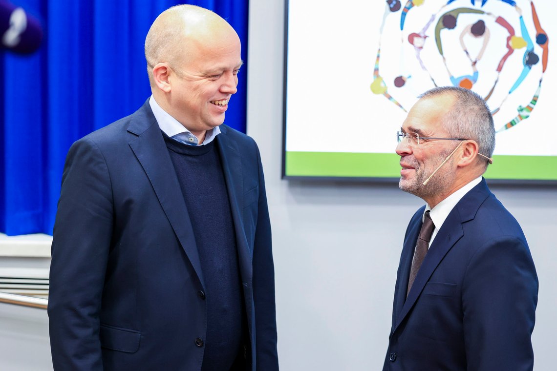 Oslo 20221219.
Finansminister Trygve Slagsvold Vedum (Sp) i samtale med utvalgsleder Ragnar Torvik i skatteutvalget før pressekonferansen der utvalgets NOU overleveres mandag.
Foto: Alf Simensen / NTB Oslo 20221219.
Finansminister Trygve Slagsvold Vedum (Sp) i samtale med utvalgsleder Ragnar Torvik i skatteutvalget før pressekonferansen der utvalgets NOU overleveres mandag.
Foto: Alf Simensen / NTB