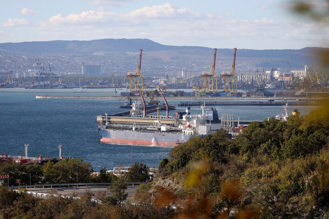 En oljetanker ligger ved kai i Novorossiysk på den russiske svartehavskysten. Arkivfoto: AP / NTB En oljetanker ligger ved kai i Novorossiysk på den russiske svartehavskysten. Arkivfoto: AP / NTB