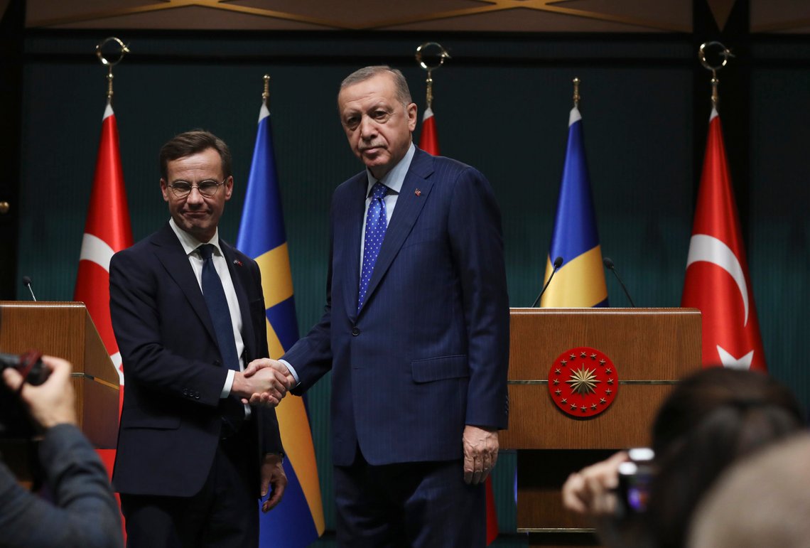 Sveriges statsminister Ulf Kristersson fikk et håndtrykk av Tyrkias president Recep Tayyip Erdogan da de to møttes til samtaler i Ankara den 8. november. Men nå spøker det for tyrkisk aksept for Sveriges Nato-medlemsskap. Foto: Burhan Ozbilici / AP / NTB Sveriges statsminister Ulf Kristersson fikk et håndtrykk av Tyrkias president Recep Tayyip Erdogan da de to møttes til samtaler i Ankara den 8. november. Men nå spøker det for tyrkisk aksept for Sveriges Nato-medlemsskap. Foto: Burhan Ozbilici / AP / NTB