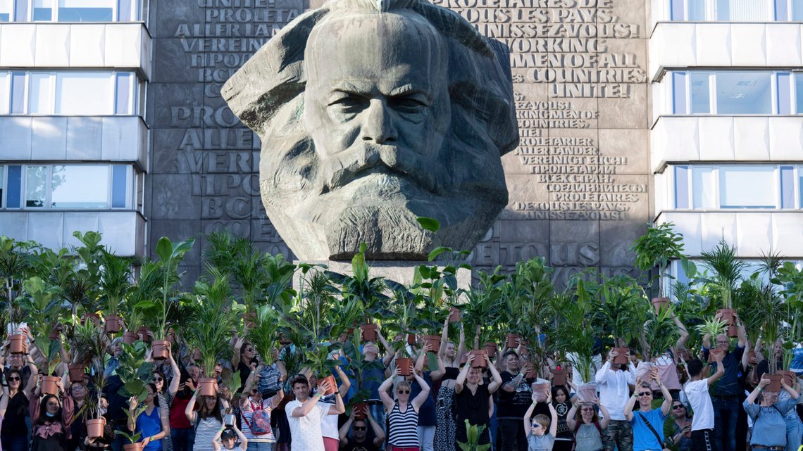 Karl Marx-statuen i Chemnitz i Tyskland. Klassekrigen Marx forutså kan nå skapes av en woke og klimahysterisk vestlig elite. Foto: Hendrik Schmidt/ dpa/ AP /NTB Karl Marx-statuen i Chemnitz i Tyskland. Klassekrigen Marx forutså kan nå skapes av en woke og klimahysterisk vestlig elite. Foto: Hendrik Schmidt/ dpa/ AP /NTB