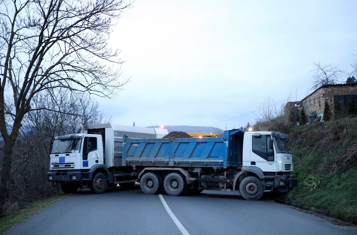 Kosovoserbere barrikaderte lørdag mange veier i Kosovo i protest mot landets myndigheter. Foto: /Bojan Slavkovic / AP / NTB Kosovoserbere barrikaderte lørdag mange veier i Kosovo i protest mot landets myndigheter. Foto: /Bojan Slavkovic / AP / NTB