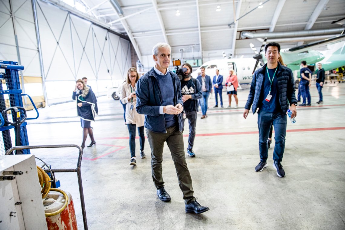 AP-leder Jonas Gahr Støre og rådgiver Kristoffer Thoner besøker Widerøe under besøket til Bodø i Nordland i forbindelse med kommunestyre- og fylkestingsvalget 2019. Foto: Stian Lysberg Solum / NTB AP-leder Jonas Gahr Støre og rådgiver Kristoffer Thoner besøker Widerøe under besøket til Bodø i Nordland i forbindelse med kommunestyre- og fylkestingsvalget 2019. Foto: Stian Lysberg Solum / NTB