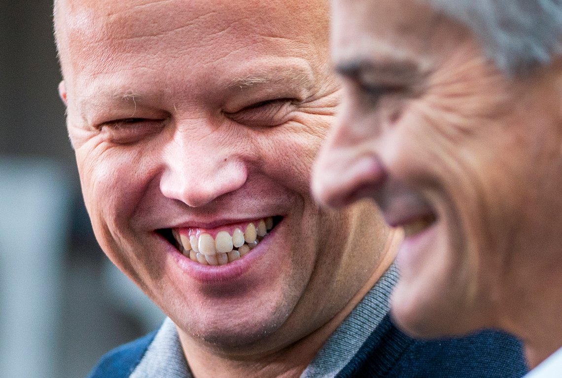 Hurdal 20210930.
Trygve Slagsvold Vedum (SP) (t.v.) og Jonas Gahr Støre møter pressen under en pause i regjeringsforhandlingene mellom Ap og Sp om mulig Ap-Sp-regjering på Hurdalsjøen hotell torsdag.
Foto: Terje Pedersen / NTB Hurdal 20210930.
Trygve Slagsvold Vedum (SP) (t.v.) og Jonas Gahr Støre møter pressen under en pause i regjeringsforhandlingene mellom Ap og Sp om mulig Ap-Sp-regjering på Hurdalsjøen hotell torsdag.
Foto: Terje Pedersen / NTB