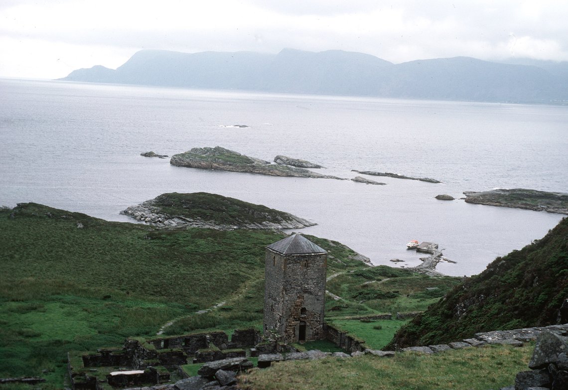 Selje, Sogn og Fjordane 1980. Klosterruinene på øya Selja, utsikt mot Stadtlandet.
Foto: Irmelin Giverholt / NTB / NTB Selje, Sogn og Fjordane 1980. Klosterruinene på øya Selja, utsikt mot Stadtlandet.
Foto: Irmelin Giverholt / NTB / NTB