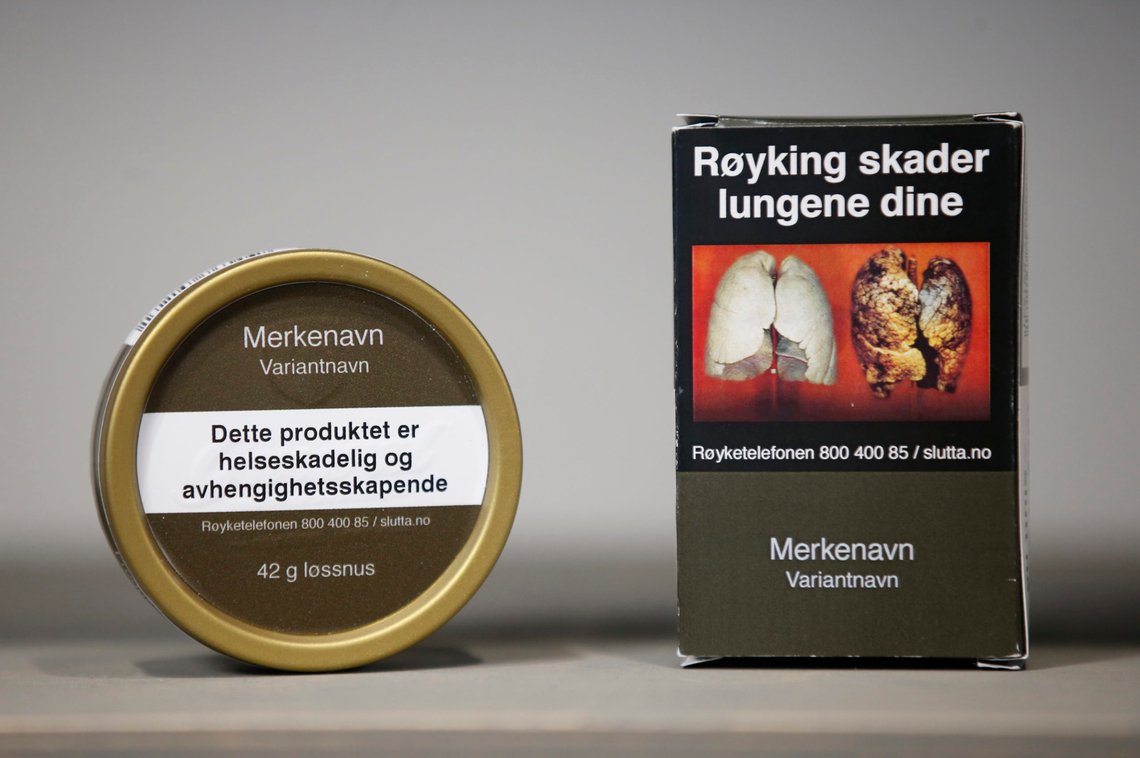 Oslo 20160531.
Verdens tobakksfrie dag markeres med nyheter om standardiserte pakninger i Oslo tirsdag morgen. Røykpakker og snusesker vil se slik i framtiden: Standardisert utseende uten informasjon om smak, styrke, produksjonsdato osv.
Foto: Lise Åserud / NTB Oslo 20160531.
Verdens tobakksfrie dag markeres med nyheter om standardiserte pakninger i Oslo tirsdag morgen. Røykpakker og snusesker vil se slik i framtiden: Standardisert utseende uten informasjon om smak, styrke, produksjonsdato osv.
Foto: Lise Åserud / NTB