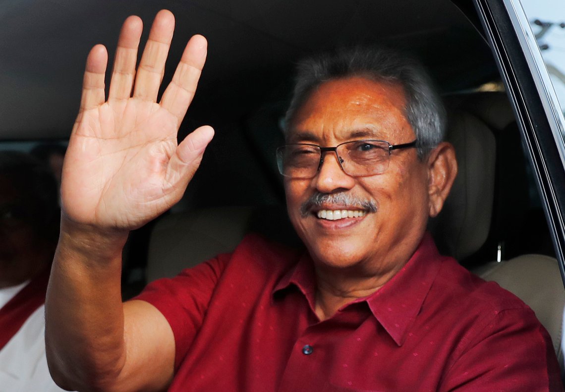 Sri Lankas tidligere president Gotabaya Rajapaksa, får sammen med sin familie skylden for den økonomiske kollapsen i landet. Nå har både han og familien rømt landet. Foto: AP/Eranga Jayawardena Sri Lankas tidligere president Gotabaya Rajapaksa, får sammen med sin familie skylden for den økonomiske kollapsen i landet. Nå har både han og familien rømt landet. Foto: AP/Eranga Jayawardena