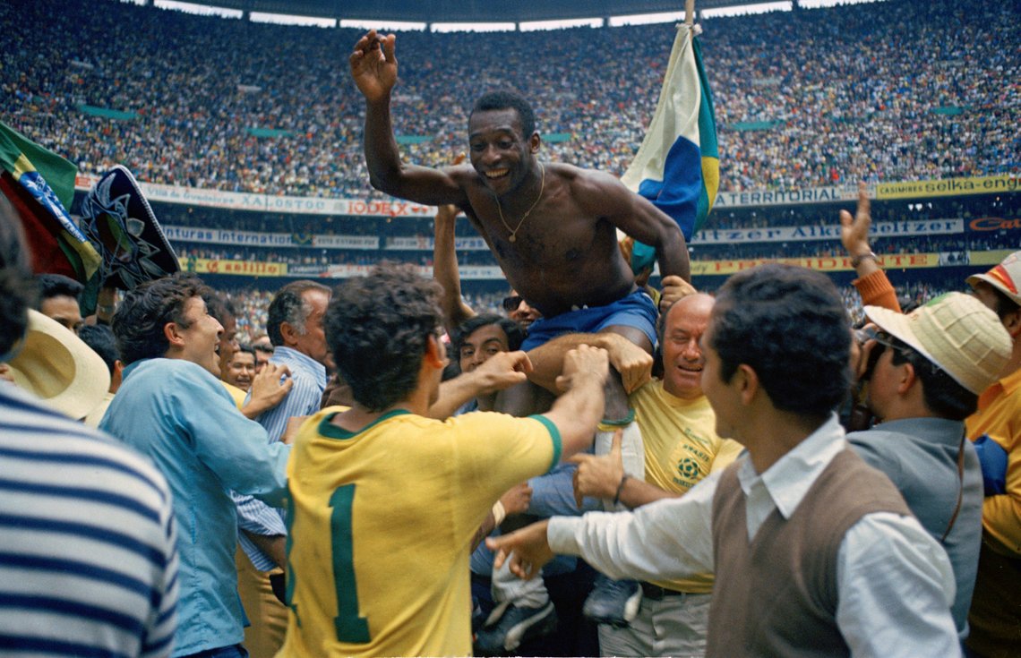Pelé har gått bort 82 år gammel. Her bæres fotballikonet på gullstol etter seieren i VM i 1970 der hans Brasil slo Italia i finalen. Foto: AP / NTB Pelé har gått bort 82 år gammel. Her bæres fotballikonet på gullstol etter seieren i VM i 1970 der hans Brasil slo Italia i finalen. Foto: AP / NTB