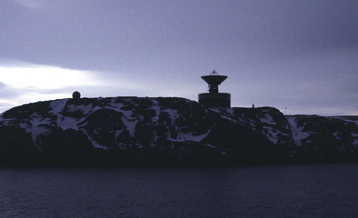 Vardø, 20000808: Radar sprer frykt i Vardø. Befolkningen i Vardø har den omstridte Globus II-radaren like innpå livet. Amerikanske Globus II skal være den mest nøyaktige radaren i US Air Force.
Foto; Odd Erik Sandbakken / SCANPIX Vardø, 20000808: Radar sprer frykt i Vardø. Befolkningen i Vardø har den omstridte Globus II-radaren like innpå livet. Amerikanske Globus II skal være den mest nøyaktige radaren i US Air Force.
Foto; Odd Erik Sandbakken / SCANPIX