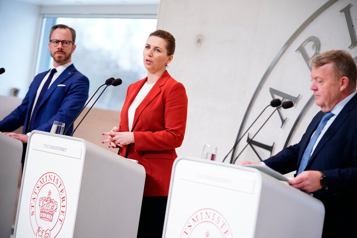Kongens Lyngby, Danmark 20221214.
Statsminister Mette Frederiksen legger fram regjeringsplattformen sammen med partileder i Venstre Jakob Ellemann-Jensen t.v. og partileder Lars Løkke Rasmussen fra Moderaterne .
Foto: Mads Claus Rasmussen/Ritzau Scanpix / NTB Kongens Lyngby, Danmark 20221214.
Statsminister Mette Frederiksen legger fram regjeringsplattformen sammen med partileder i Venstre Jakob Ellemann-Jensen t.v. og partileder Lars Løkke Rasmussen fra Moderaterne .
Foto: Mads Claus Rasmussen/Ritzau Scanpix / NTB