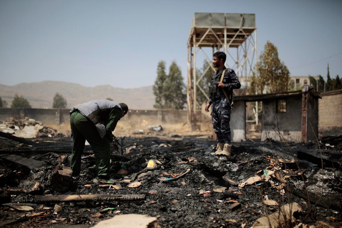 Politi inspiserer resultatene av et saudiarabisk luftangrep rettet mot to hus i Sanaa, Jemen, 26. mars 2022. Foto: Hani Mohammed, AP-NTB. Politi inspiserer resultatene av et saudiarabisk luftangrep rettet mot to hus i Sanaa, Jemen, 26. mars 2022. Foto: Hani Mohammed, AP-NTB.