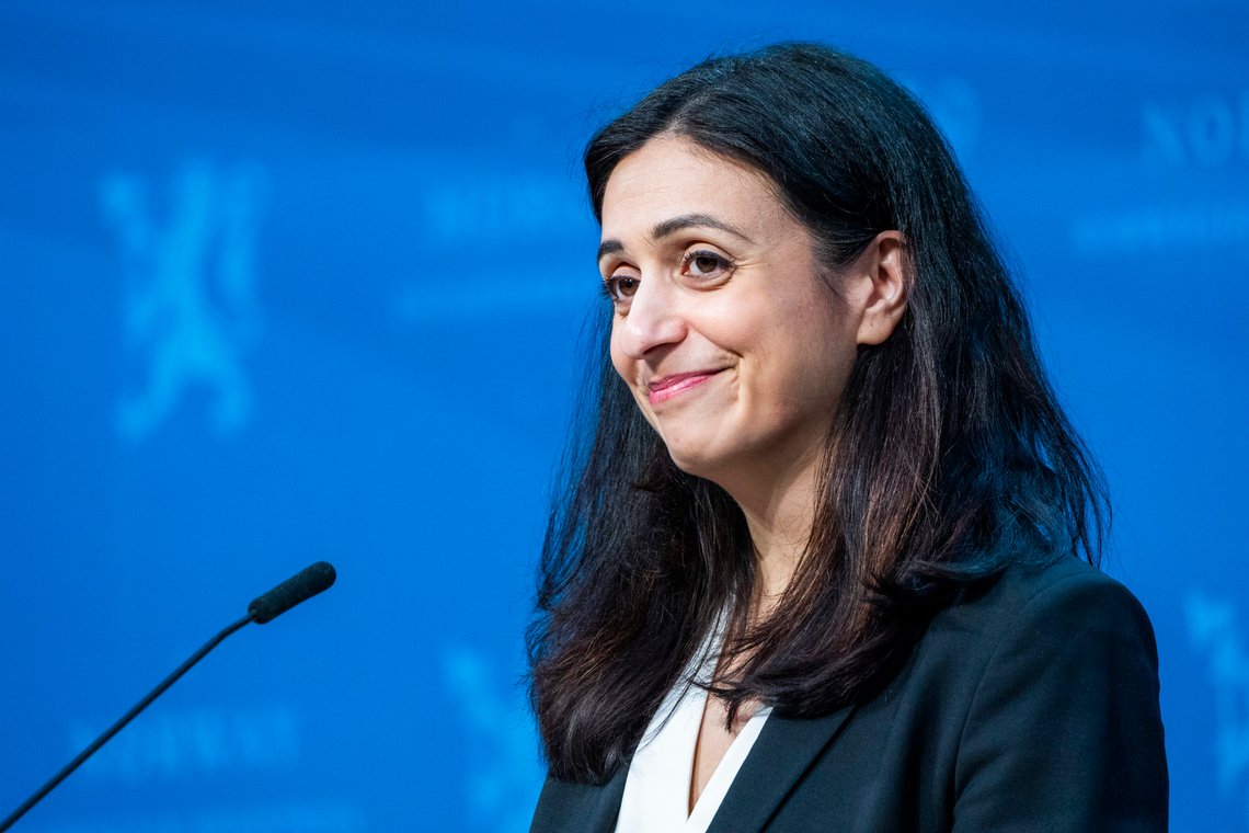 Hadia Tajik mener seg fortsatt bosatt på foreldrenes hjemsted i Sandnes, selv om hun bor sammen med mann og barn i egen leilighet i Oslo.
Foto: Håkon Mosvold Larsen / NTB Hadia Tajik mener seg fortsatt bosatt på foreldrenes hjemsted i Sandnes, selv om hun bor sammen med mann og barn i egen leilighet i Oslo.
Foto: Håkon Mosvold Larsen / NTB