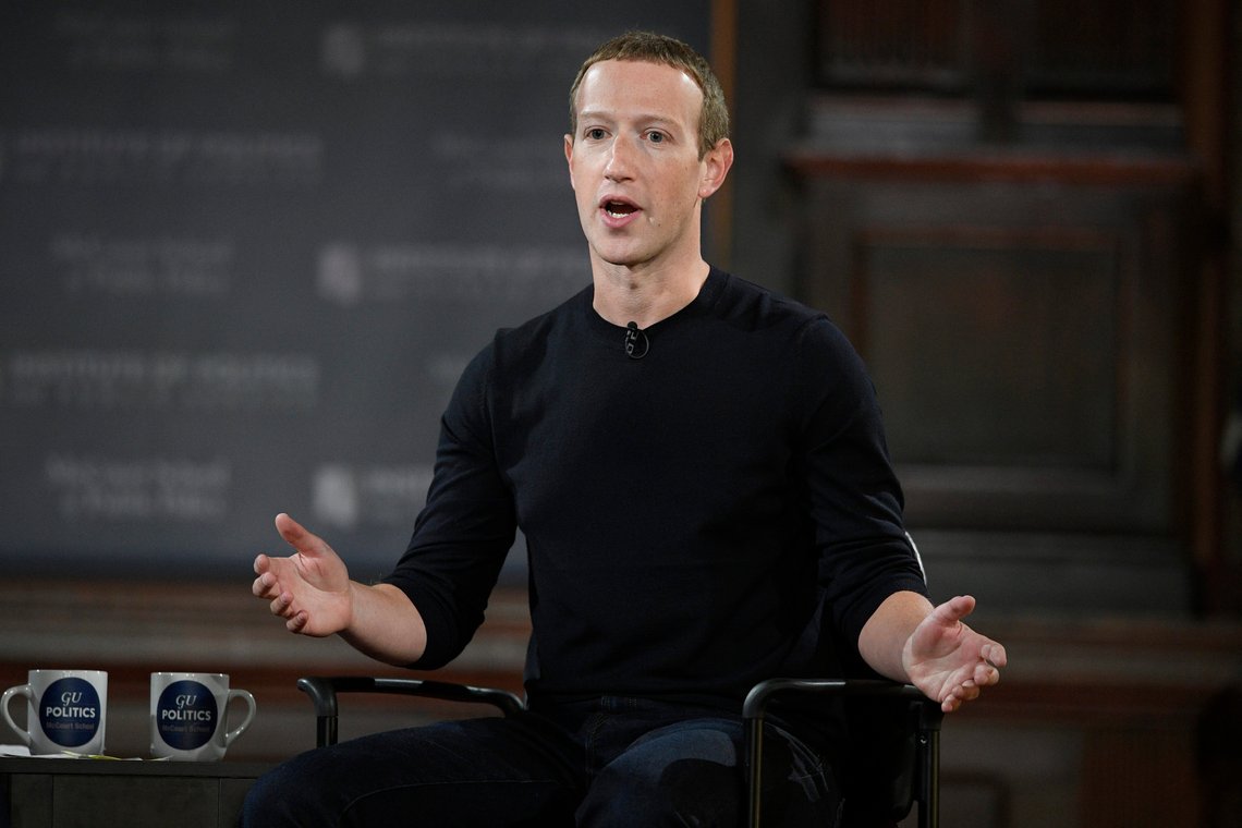 Meta-sjef Mark Zuckerberg kritiserer Apples kontroll over app-systemet. Han fremhever sitt eget Metaverse som et alternativ. Foto: AP /Nick Wass/ NTB Meta-sjef Mark Zuckerberg kritiserer Apples kontroll over app-systemet. Han fremhever sitt eget Metaverse som et alternativ. Foto: AP /Nick Wass/ NTB