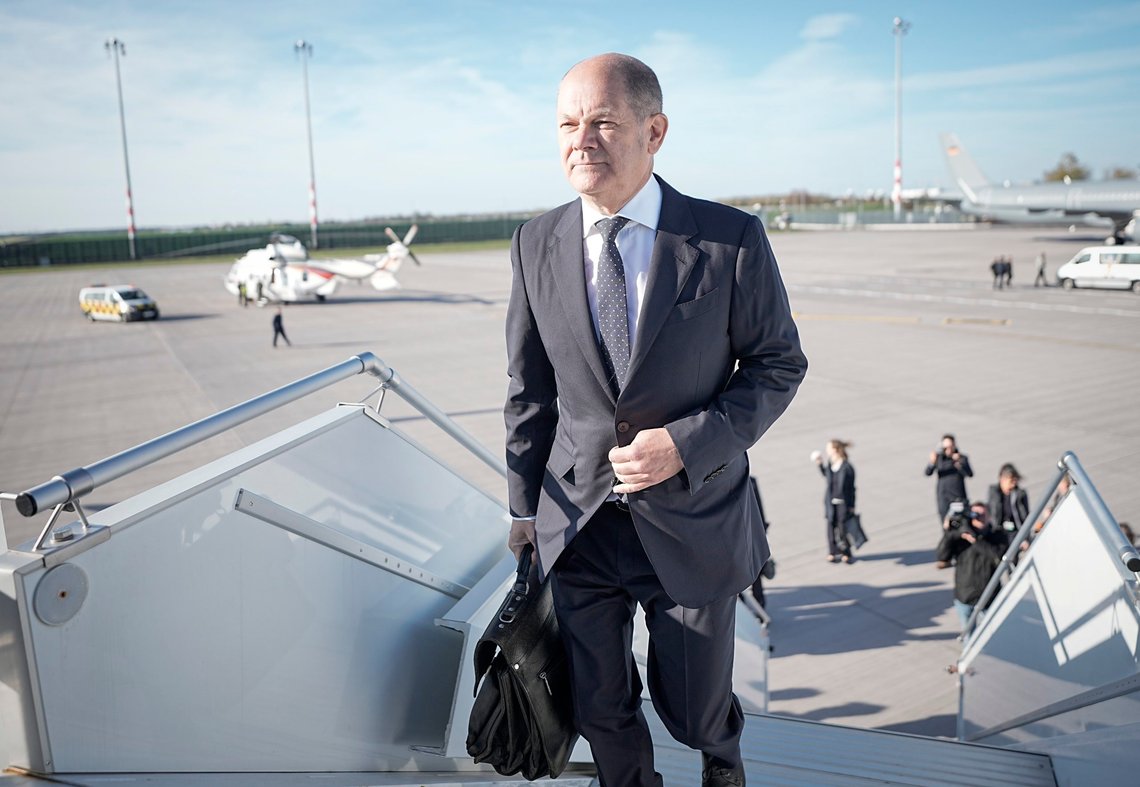 Tysklands sosialdemokratiske forbundskansler Olaf Scholz fløy til Sharm el-Sheikh med resten av den tyske delegasjonen. Foto: Michael Kappeler, AP/ NTB. Tysklands sosialdemokratiske forbundskansler Olaf Scholz fløy til Sharm el-Sheikh med resten av den tyske delegasjonen. Foto: Michael Kappeler, AP/ NTB.