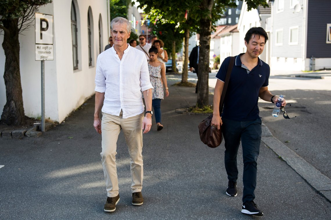 Stavanger 20190727.
Arbeiderpartietsleder, Jonas Gahr Støre , besøker den spiselige byfest i Stavanger i forbindelse med valgkampåpningen. Kommunikasjonsrådgiver Kristoffer Thoner til høyre.
Foto: Carina Johansen / NTB Stavanger 20190727.
Arbeiderpartietsleder, Jonas Gahr Støre , besøker den spiselige byfest i Stavanger i forbindelse med valgkampåpningen. Kommunikasjonsrådgiver Kristoffer Thoner til høyre.
Foto: Carina Johansen / NTB