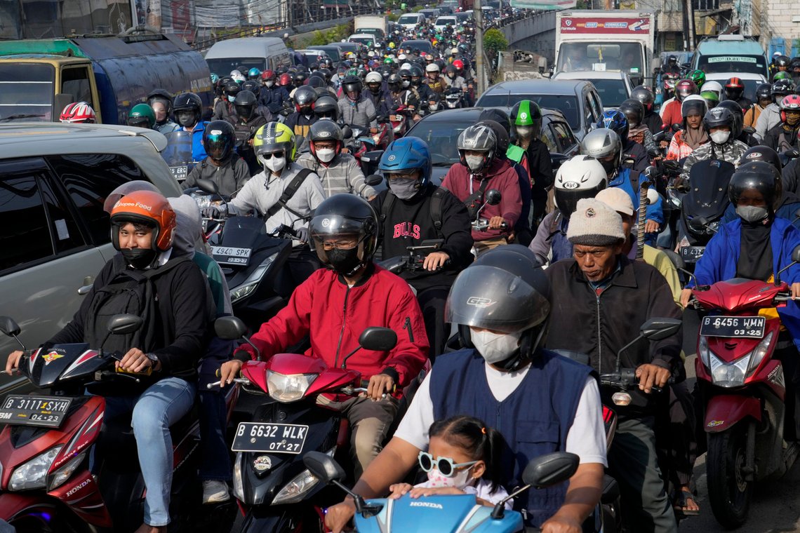 Trafikken i Jakarta i Indonesia er ganske voldsom. Foto: AP/Tatan Syuflana Trafikken i Jakarta i Indonesia er ganske voldsom. Foto: AP/Tatan Syuflana