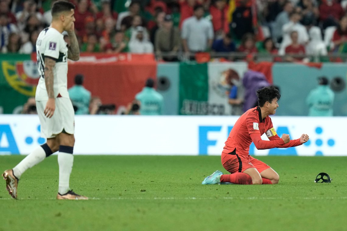 Sør-Koreas største stjerne Son Heung-min kastet ansiktsmasken og jublet av glede etter at laget hans snudde kampen og slo Portugal etter scoring på overtid. Dermed gikk Sør-Korea videre til 8-delsfinale foran gråtende fans. Foto: AP /Hassan Ammar /NTB Sør-Koreas største stjerne Son Heung-min kastet ansiktsmasken og jublet av glede etter at laget hans snudde kampen og slo Portugal etter scoring på overtid. Dermed gikk Sør-Korea videre til 8-delsfinale foran gråtende fans. Foto: AP /Hassan Ammar /NTB