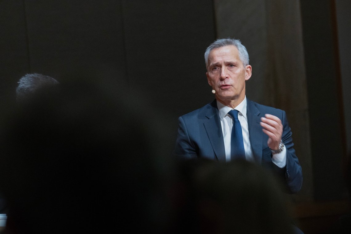 Nato-sjef Jens Stoltenberg mener mer våpen gir raskest vei til fred i Ukraina. Bildet er fra et foredrag i Civita i Oslo tidligere denne måneden. Foto: Terje Bendiksby / NTB Nato-sjef Jens Stoltenberg mener mer våpen gir raskest vei til fred i Ukraina. Bildet er fra et foredrag i Civita i Oslo tidligere denne måneden. Foto: Terje Bendiksby / NTB