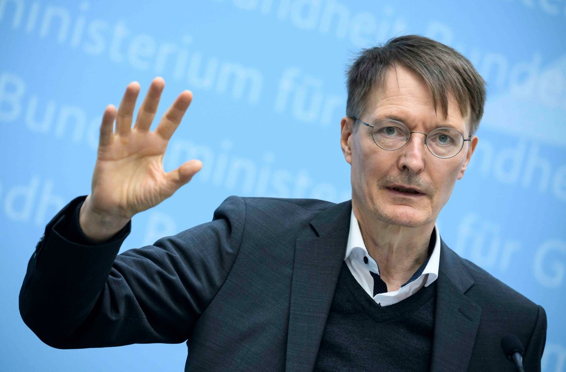 Tysklands helseminister Karl Lauterbach sa i oktober at energikrisen kan ramme tyske sykehus så hardt at de må holde stengt eller risikere konkurs. Noen år tidligere var han mest bekymret for at man ikke ville klare å innføre strenge nok tiltak for å redusere utslipp av CO2.
Foto: Bernd von Jutrczenka / DPA / AP / NTB Tysklands helseminister Karl Lauterbach sa i oktober at energikrisen kan ramme tyske sykehus så hardt at de må holde stengt eller risikere konkurs. Noen år tidligere var han mest bekymret for at man ikke ville klare å innføre strenge nok tiltak for å redusere utslipp av CO2.
Foto: Bernd von Jutrczenka / DPA / AP / NTB