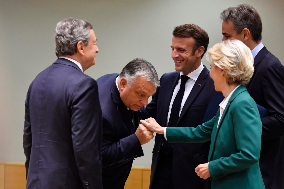 Ungarns statsminister Viktor Orbán ser ut til å hilse høflig på EU-kommisjonens president Ursula von der Leyen under et møte i oktober. Men forholdet mellom de to er iskaldt. Foto: AP /Geert Vanden Wijngaert/ NTB Ungarns statsminister Viktor Orbán ser ut til å hilse høflig på EU-kommisjonens president Ursula von der Leyen under et møte i oktober. Men forholdet mellom de to er iskaldt. Foto: AP /Geert Vanden Wijngaert/ NTB