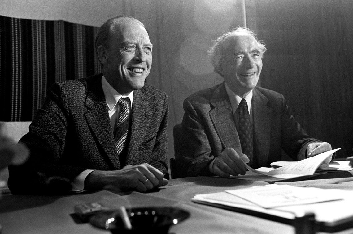 Oslo 19750924.
LANDSSTYREMØTE I DET NORSKE ARBEIDERPARTIET, 24. september 1975. Bildet: Parlamentarisk leder Odvar Nordli (t.v.) og statsminister Trygve Bratteli.
FOTO: Erik Thorberg/NTB Oslo 19750924.
LANDSSTYREMØTE I DET NORSKE ARBEIDERPARTIET, 24. september 1975. Bildet: Parlamentarisk leder Odvar Nordli (t.v.) og statsminister Trygve Bratteli.
FOTO: Erik Thorberg/NTB