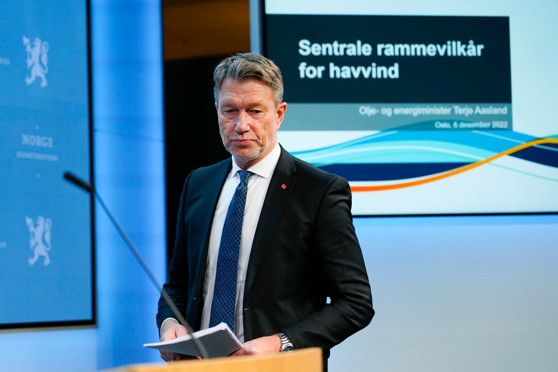 Olje- og energiminister Terje Aasland presenterer tirsdag sentrale rammevilkår for utbygging av havvind på Sørlige Nordsjø II og Utsira Nord. Foto: Gorm Kallestad / NTB Olje- og energiminister Terje Aasland presenterer tirsdag sentrale rammevilkår for utbygging av havvind på Sørlige Nordsjø II og Utsira Nord. Foto: Gorm Kallestad / NTB