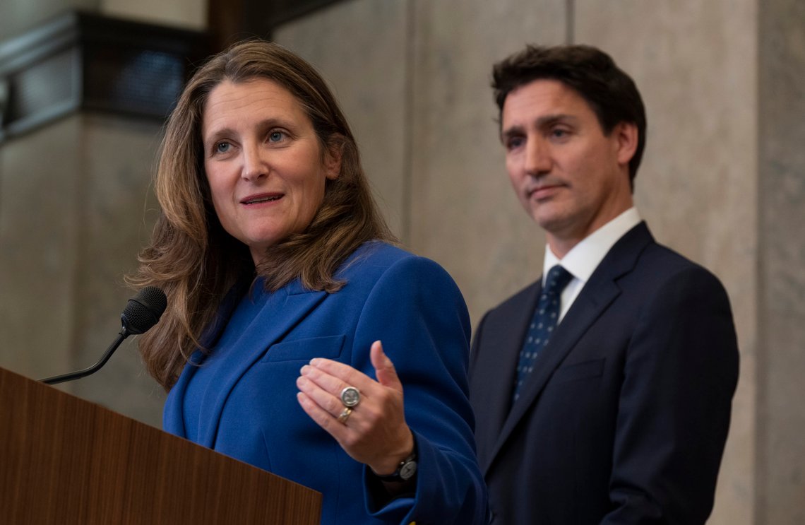Canadas finansminister Chrystia Freeland er styremedlem i World Economic Forum. Bak henne står tidligere Young Global Leader i WEF, statsminister Justin Trudeau. Foto: Adrian Wyld / The Canadian Press /AP/ NTB Canadas finansminister Chrystia Freeland er styremedlem i World Economic Forum. Bak henne står tidligere Young Global Leader i WEF, statsminister Justin Trudeau. Foto: Adrian Wyld / The Canadian Press /AP/ NTB