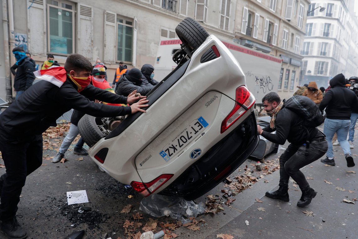 Kurdiske demonstranter har skapt kaos i Paris. Flere mennesker ble skadd. Foto: Lewis Joly / AP / NTB Kurdiske demonstranter har skapt kaos i Paris. Flere mennesker ble skadd. Foto: Lewis Joly / AP / NTB
