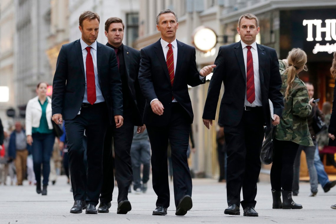 Oslo 20130613.
Statsminister Jens Stoltenberg (Ap) sammen med politisk rådgiver Sindre Fossum Beyer (t.v.) og statssekretær Halvard Ingebrigtsen i Karl Johans gate etter partilederdebatten på TV2 torsdag kveld.
Foto: Håkon Mosvold Larsen / NTB Oslo 20130613.
Statsminister Jens Stoltenberg (Ap) sammen med politisk rådgiver Sindre Fossum Beyer (t.v.) og statssekretær Halvard Ingebrigtsen i Karl Johans gate etter partilederdebatten på TV2 torsdag kveld.
Foto: Håkon Mosvold Larsen / NTB