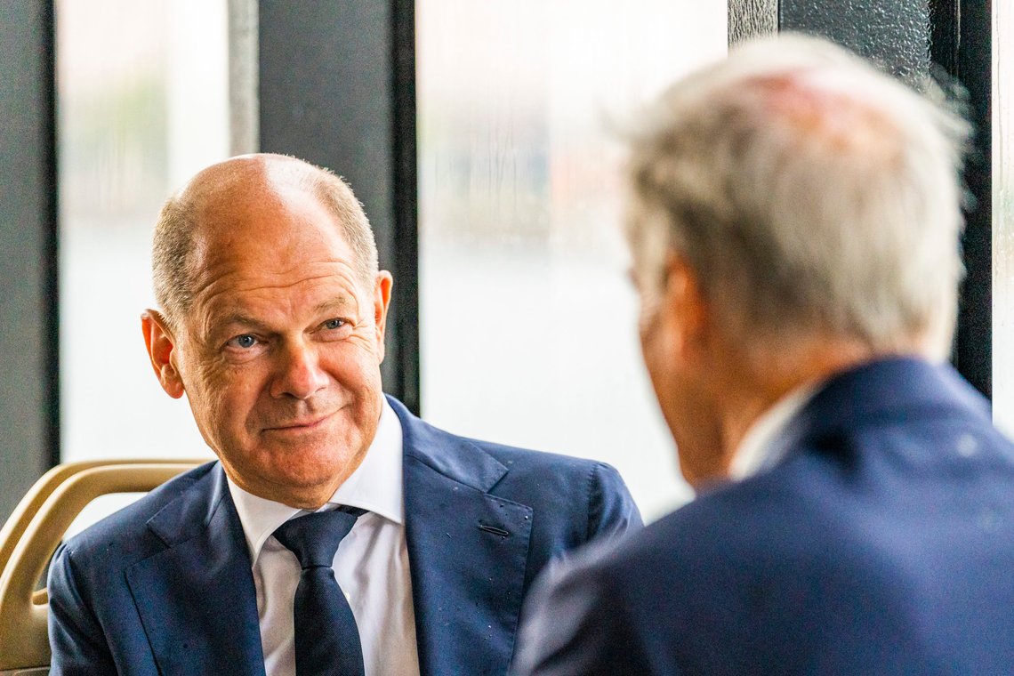 Tysklands forbundskansler Olaf Scholz hører på en røverhistorie fra statsminister Jonas Gahr Støre.
Foto: Håkon Mosvold Larsen / NTB Tysklands forbundskansler Olaf Scholz hører på en røverhistorie fra statsminister Jonas Gahr Støre.
Foto: Håkon Mosvold Larsen / NTB