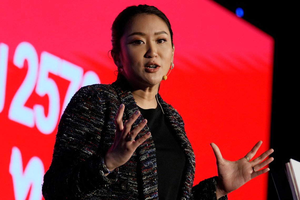 Datteren til Thailands tidligere statsminister Thaksin Shinawatra, Paetongtarn Shinawatra, jubler sammen med tilhengere sine under et Pheu Thai-partimøte i Bangkok, Thailand, tirsdag 6. desember 2022. Shinawatra lovet en ny æra av sosial likhet på tirsdag, og sa at hvis hennes parti blir valgt til makten i neste års valg, vil det få slutt på fattigdommen i den sørøstasiatiske nasjonen. Foto: AP/Sakchai Lalit Datteren til Thailands tidligere statsminister Thaksin Shinawatra, Paetongtarn Shinawatra, jubler sammen med tilhengere sine under et Pheu Thai-partimøte i Bangkok, Thailand, tirsdag 6. desember 2022. Shinawatra lovet en ny æra av sosial likhet på tirsdag, og sa at hvis hennes parti blir valgt til makten i neste års valg, vil det få slutt på fattigdommen i den sørøstasiatiske nasjonen. Foto: AP/Sakchai Lalit