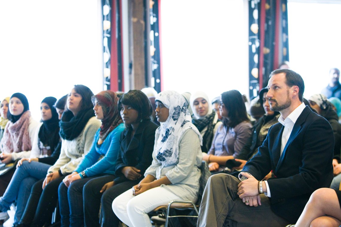 Oslo 20100421.
Kronprins Haakon deltok onsdag under gjennomføringen av "Dignity Day" på Ulsrud videregående skole i Oslo. Dignity Day er et kurs i verdighet, der elevene inviteres til en samtale om hva verdighet betyr for dem og hvordan de kan gjøre mer for at deres valg og handlinger styres av egen og andres verdighet. Kronprins Haakon sammen med innvandrer-elever.
Foto: Berit Roald / NTB Oslo 20100421.
Kronprins Haakon deltok onsdag under gjennomføringen av "Dignity Day" på Ulsrud videregående skole i Oslo. Dignity Day er et kurs i verdighet, der elevene inviteres til en samtale om hva verdighet betyr for dem og hvordan de kan gjøre mer for at deres valg og handlinger styres av egen og andres verdighet. Kronprins Haakon sammen med innvandrer-elever.
Foto: Berit Roald / NTB
