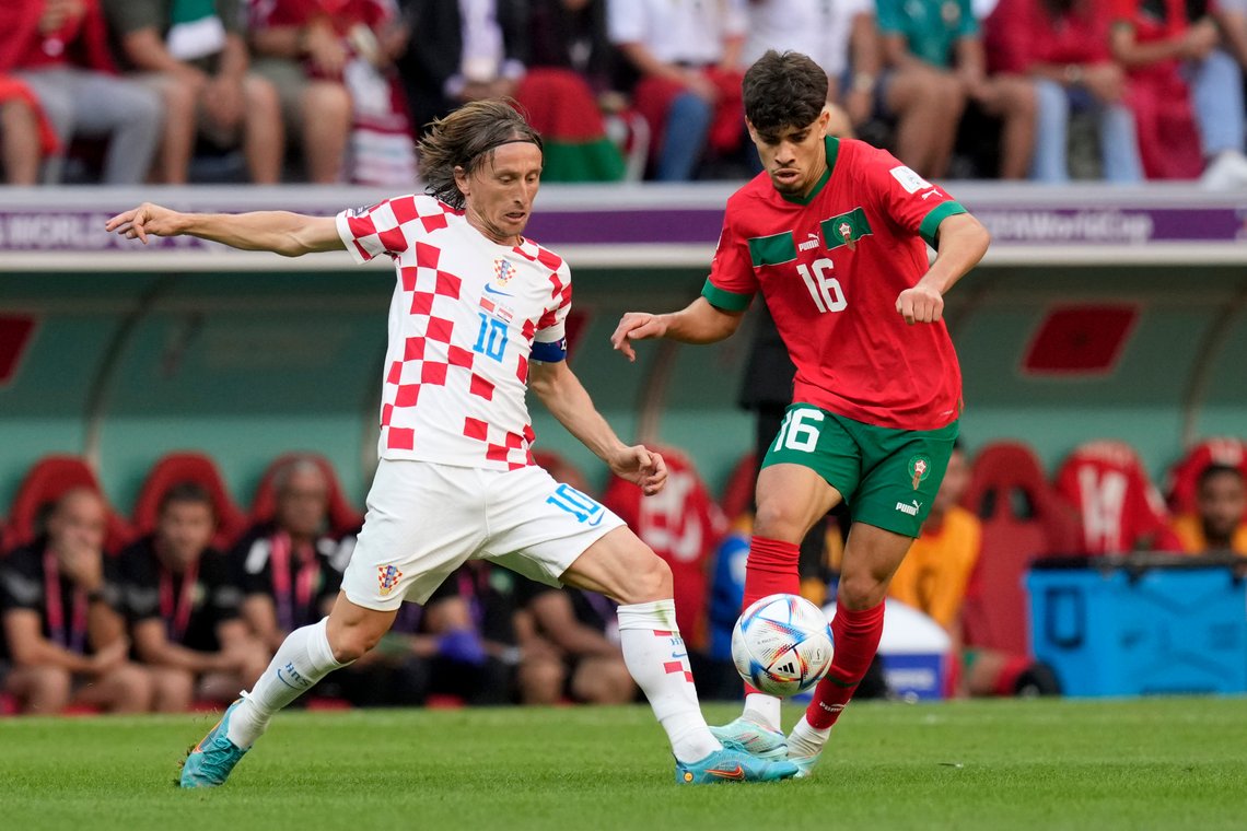 Real Madrids Luka Modrić (t.v.) i duell med Barcelona-talentet Abde Ezzalzouli (t.h.) da Kroatia spilte 0-0 mot Marokko i gruppespillet. I dag møtes de to i bronsefinalen. Foto: Themba Hadebe / AP Photo / NTB. Real Madrids Luka Modrić (t.v.) i duell med Barcelona-talentet Abde Ezzalzouli (t.h.) da Kroatia spilte 0-0 mot Marokko i gruppespillet. I dag møtes de to i bronsefinalen. Foto: Themba Hadebe / AP Photo / NTB.