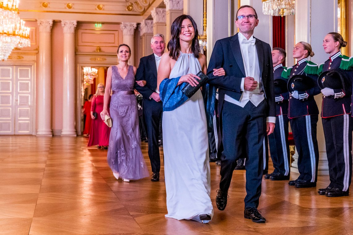 Oslo 20221027.
Lan Marie Berg (MDG) og klima- og miljøminister Espen Barth Eide (Ap) på vei inn til stortingsmiddagen på Slottet torsdag kveld.
Det er en årlig tradisjon at statsråder, stortingsrepresentanter og representanter fra det offentlige Norge inviteres til middag av kongeparet.
POOL.
Foto: Håkon Mosvold Larsen / NTB Oslo 20221027.
Lan Marie Berg (MDG) og klima- og miljøminister Espen Barth Eide (Ap) på vei inn til stortingsmiddagen på Slottet torsdag kveld.
Det er en årlig tradisjon at statsråder, stortingsrepresentanter og representanter fra det offentlige Norge inviteres til middag av kongeparet.
POOL.
Foto: Håkon Mosvold Larsen / NTB