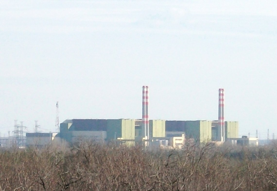 Paks-reaktorene ble bygget på slutten av 60-tallet, men har blitt oppgradert flere ganger. I 2019 sto disse reaktorene for halvparten av Ungarns energiforsyning. Nå er levetiden forlenget med ytterligere 20 år, takket være et russisk lån på 10 milliarder Euro. Foto: Barna Rovács / Wikimedia Commons Paks-reaktorene ble bygget på slutten av 60-tallet, men har blitt oppgradert flere ganger. I 2019 sto disse reaktorene for halvparten av Ungarns energiforsyning. Nå er levetiden forlenget med ytterligere 20 år, takket være et russisk lån på 10 milliarder Euro. Foto: Barna Rovács / Wikimedia Commons