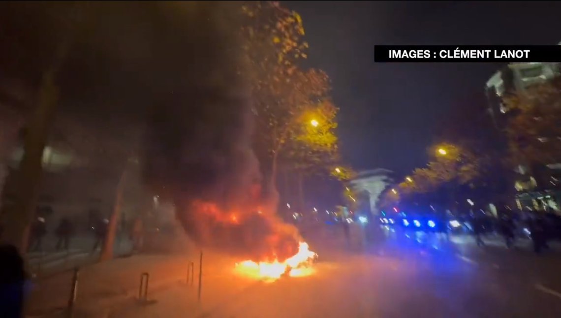 Brennende motorsykler. Paris etter Marokkos seier over Portugal. Skjermbilde fra The @Terror_Alarm, Twitter Brennende motorsykler. Paris etter Marokkos seier over Portugal. Skjermbilde fra The @Terror_Alarm, Twitter