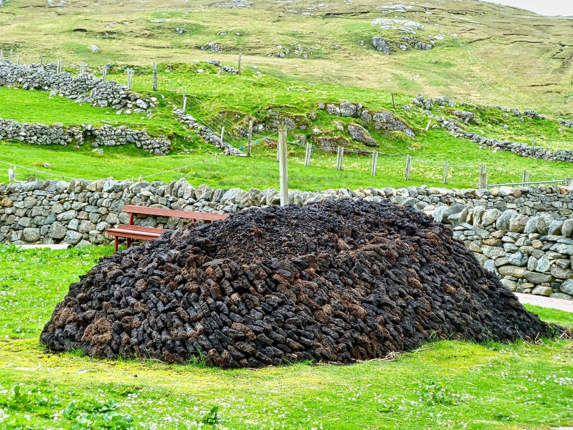 Torv har igjen blitt populært som brensel, på grunn av skyhøye energipriser. Foto: Siggy Nowak fra Pixabay Torv har igjen blitt populært som brensel, på grunn av skyhøye energipriser. Foto: Siggy Nowak fra Pixabay