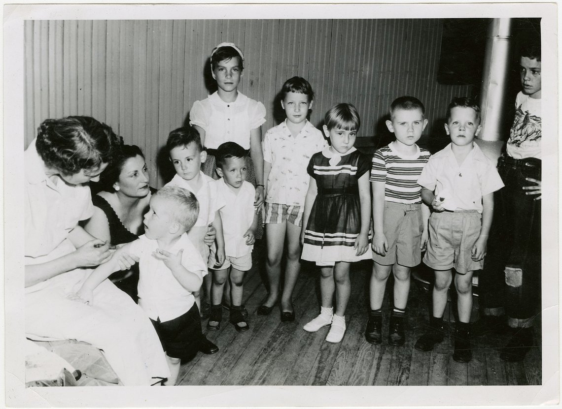 I april 1955 mottok mer enn 200 000 barn i fem amerikanske delstater poliovaksine. I løpet av få dager kom det rapporter om lammelser og innen en måned måtte vaksinasjonsprogrammet avbrytes.Vaksinen forårsaket 40.000 tilfeller av polio, 200 barn fikk lammelser og ti ble drept. Foto: Wikimedia Commons I april 1955 mottok mer enn 200 000 barn i fem amerikanske delstater poliovaksine. I løpet av få dager kom det rapporter om lammelser og innen en måned måtte vaksinasjonsprogrammet avbrytes.Vaksinen forårsaket 40.000 tilfeller av polio, 200 barn fikk lammelser og ti ble drept. Foto: Wikimedia Commons